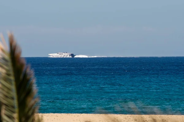 Ios Grecia Mayo 2021 Ferry Que Pasa Frente Famosa Playa — Foto de Stock