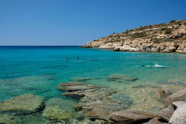 Turistler turkuaz suları ve Yunanistan 'daki Pikri Nero' nun altın kumu ile paradisiac plajının keyfini çıkarıyorlar
