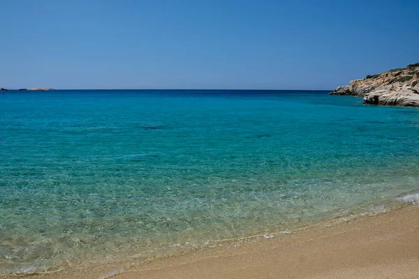 希腊爱荷华州皮克丽尼罗岛上碧绿的海水和金黄的沙滩 — 图库照片