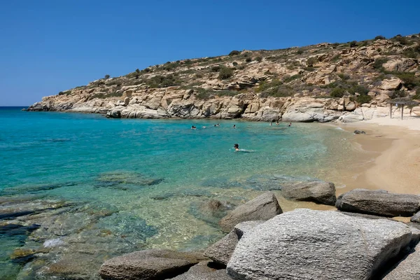 Turister Njuter Den Paradisiska Stranden Med Turkost Vatten Och Gyllene — Stockfoto