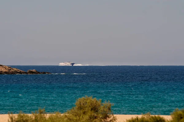 Ios Grecia Mayo 2021 Ferry Que Pasa Frente Famosa Playa — Foto de Stock