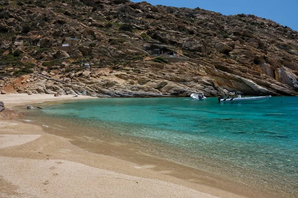 Prachtige Zand Turquoise Strand Van Tripiti Ios Een Boot Achtergrond — Stockfoto