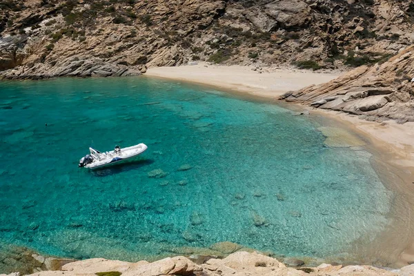 Prachtig Zand Turquoise Strand Van Tripiti Ios Witte Boot — Stockfoto