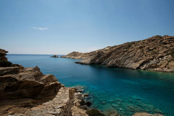 Yunanistan 'ın Ios adasında güzel bir günde, Tripiti' nin en muhteşem turkuaz plajının manzarası.