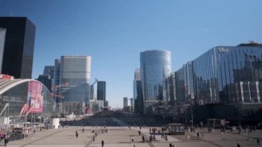 Paris, Fransa - 27 Şubat 2022: Paris 'teki büyük iş bölgesi La Dfense' de yürüyen insanlar