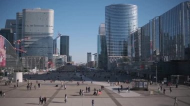 Paris, Fransa - 27 Şubat 2022: Paris 'teki büyük iş bölgesi La Dfense' de yürüyen insanlar