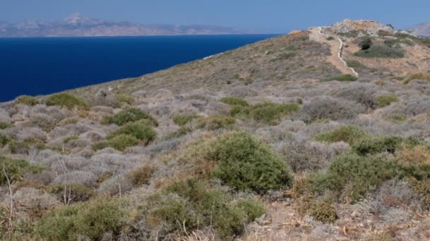 遠くから有名なギリシャの詩人ホーマーの墓のビュー イオスギリシャの背景にエーゲ海 — ストック動画