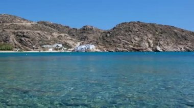 Ios Yunanistan 'daki berrak turkuaz sularıyla Mylopotas' ın inanılmaz güzel plajı.