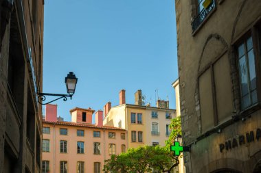 Lyon, Fransa - 11 Mayıs 2022: Eski Lyon kentindeki tipik renkli konut binaları