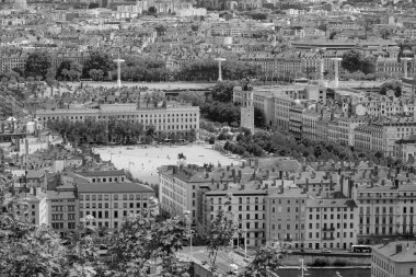 Lyon 'un merkezindeki büyük Bellevue meydanının panoramik görüntüsü siyah beyaz