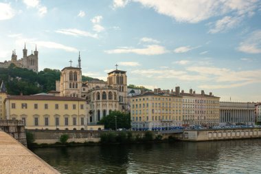 Tepedeki Fourviere bazilikası ve Lyon şehrindeki Saone nehri manzarası.