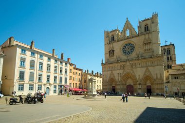 Lyon, Fransa - 11 Mayıs 2022: Katedral Saint-Jean Baptist 'in panoramik manzarası ve turistlerle dolu bir meydanın önü