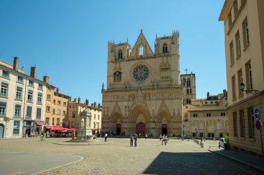 Lyon, Fransa - 11 Mayıs 2022: Katedral Saint-Jean Baptist 'in panoramik manzarası ve turistlerle dolu bir meydanın önü