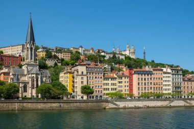 Tepedeki Fourviere bazilikası ve Lyon şehrindeki Saone nehri manzarası.