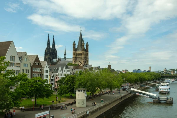 Köln, Almanya - 17 Mayıs 2022 Katedral Saint Martin, Dom ve Köln Nehri 'nin yanında yürüyen insanların panoramik manzarası