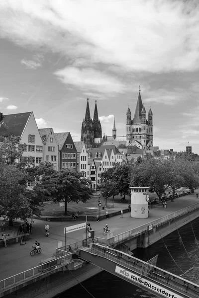 德国科隆 2022年5月17日 位于科隆莱茵河畔的圣马丁大教堂 多姆和人们的全景 — 图库照片