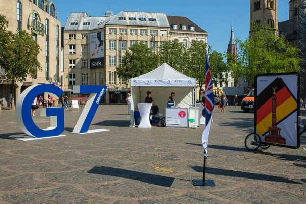 Bonn, Almanya - 18 Mayıs 2022: Bonn 'un merkezinde G7' nin maliye bakanları ve merkez bankası müdürleri toplantısının reklamını yapan bir stand