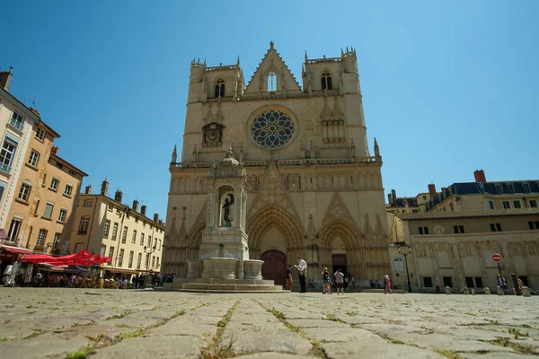 フランス リヨン 2022年5月11日 大聖堂のパノラマビューサンジャン バプテストと観光客でいっぱいの広場 — ストック写真
