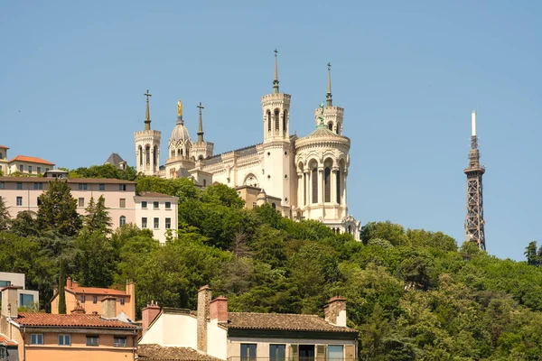 Tepedeki Fourviere bazilikasının manzarası ve Lyon şehrindeki konut binaları.