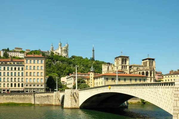Tepedeki Fourviere bazilikası ve Lyon şehrindeki Saone nehri manzarası.