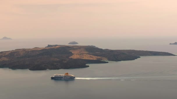 Santorini Grécia Maio 2021 Barco Balsa Aproximando Porto Santorini Passando — Vídeo de Stock