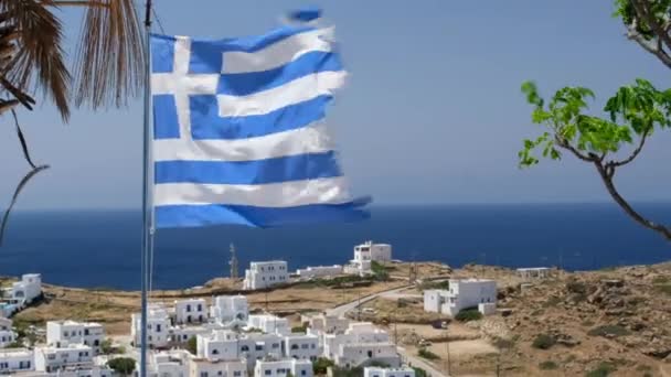 希腊爱荷斯村的最高处 希腊国旗在风中飘扬 — 图库视频影像