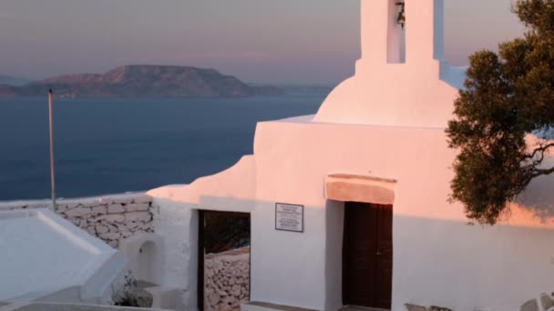 Vista Hermosa Capilla Ortodoxa Encalada Panagia Palaiokastritissa Ios Grecia Mientras — Vídeos de Stock
