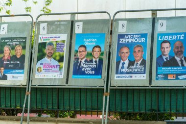 Paris, Fransa - 2 Haziran 2022: Yasama seçimleri için Fransa 'nın tüm önemli siyasilerinin kampanya posterleri
