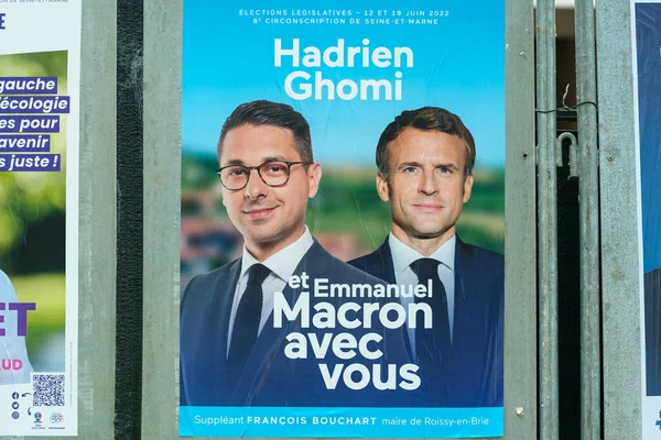 Paris, Fransa - 2 Haziran 2022: Emanuel Macron ve Hadrien Ghomi 'nin portresi Bussy St. Georges sokaklarında bir kampanya posterinde