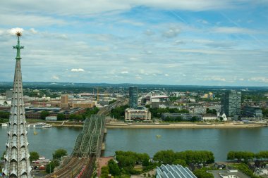 Ren nehrinin güzel panoramik manzarası ve Köln Almanya köprüsü