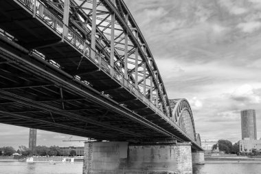 Sadece trenler ve yayalar ve Köln 'deki Ren nehri tarafından kullanılan ünlü Hohenzollern köprüsü.