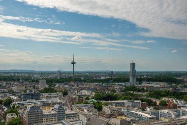 Köln, Almanya - 17 Mayıs 202: Köln 'ün panoramik manzarası ve arka plandaki çarpıcı ve uzun telekomünikasyon kulesi Kolonius