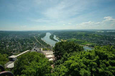 Ren nehrinin panoramik manzarası ve Konigswinter Almanya 'sındaki ünlü Drachenfels restoranı.