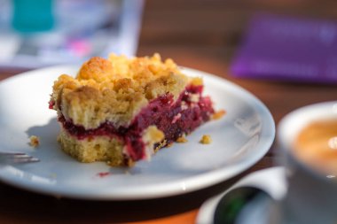 Beyaz tabakta lezzetli bir pasta.