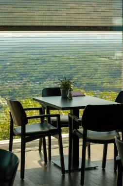 Knigswinter, Almany- 18 Mayıs 2022 Drachenfels tepesindeki bir restorandan Ren nehrinin güzel panoramik manzarası