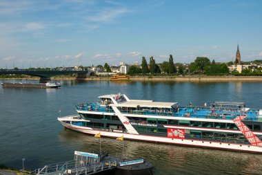 Bonn, Almanya - 18 Mayıs 2022: Bonn Almanya 'daki bir rıhtıma turistlerin geldiği turistik bir nehir teknesinin görüntüsü