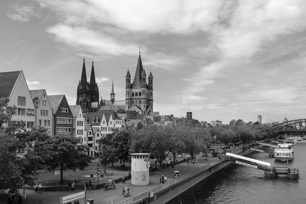 德国科隆 2022年5月17日 圣马丁主教座堂全景 多姆和人们穿着黑白相间的衣服在科隆莱茵河畔漫步 — 图库照片