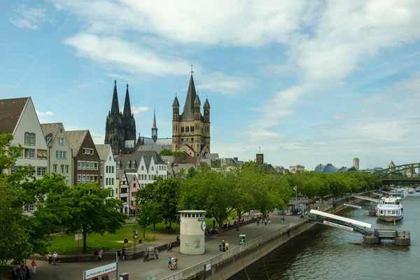 德国科隆 2022年5月17日 位于科隆莱茵河畔的圣马丁大教堂 多姆和人们的全景 — 图库照片