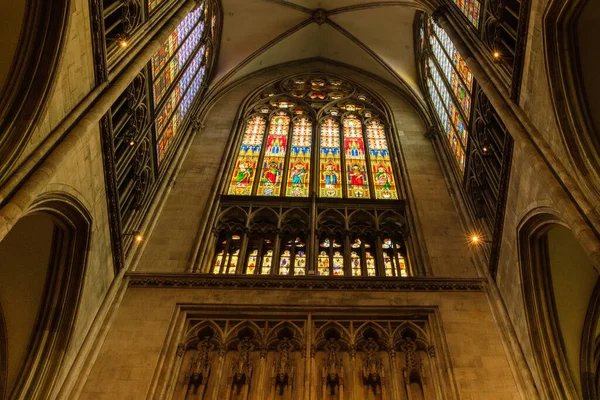 德国科隆 2022年5月17日 德国科隆大教堂多姆的室内彩绘玻璃窗 — 图库照片