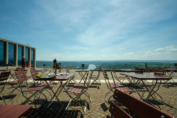 Knigswinter, Germany- 18 Mayıs 2022: Drachenfels tepesindeki bir restoranın terasından Rhine nehrinin güzel panoramik manzarası.