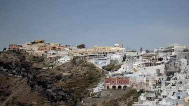 Santorini Yunanistan 'daki Fira' nın ünlü ve pitoresk bölgesinde uçan martılar
