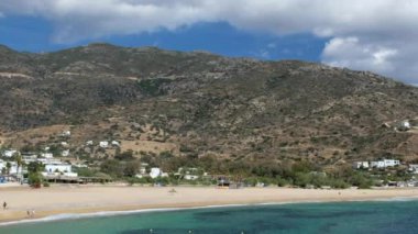 Ios, Yunanistan - 11 Eylül 2022: Yunanistan 'daki güzel ve kalabalık Mylopotas plajını görmek