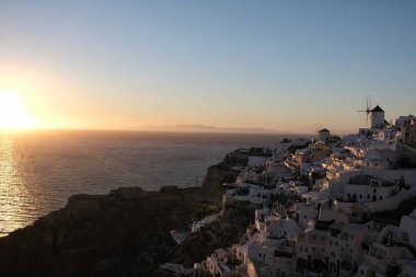 Oia manzarası, Santorini 'nin en çarpıcı köyü ve inanılmaz bir günbatımı.