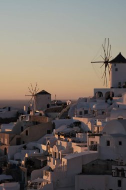 Oia manzarası, Santorini 'nin en çarpıcı köyü ve inanılmaz bir günbatımı.