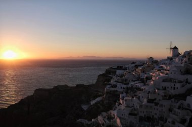 Oia manzarası, Santorini 'nin en çarpıcı köyü ve inanılmaz bir günbatımı.