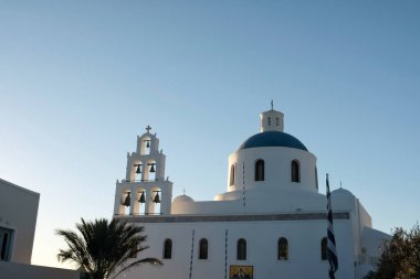 Oia Santorini Yunanistan 'da güzel beyaz bir ortodoks kilisesi ve mavi bir gökyüzü
