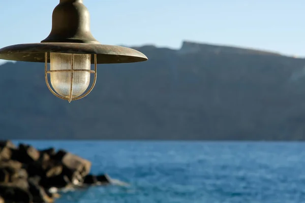 Uma Luz Pescador Livre Mar Egeu Fundo Oia Santorini — Fotografia de Stock
