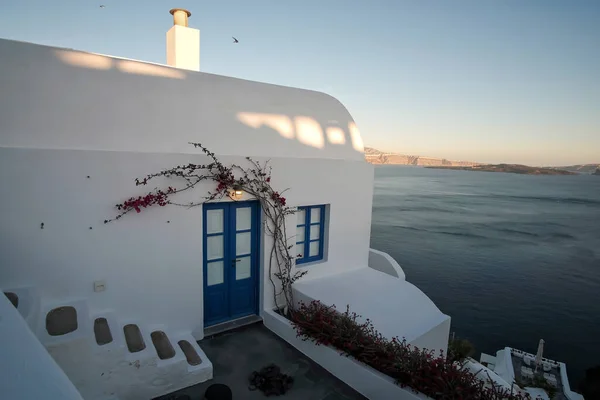 Oia Greece May 2021 Beautiful Whitewashed Residential Building Overlooking Aegean — 스톡 사진