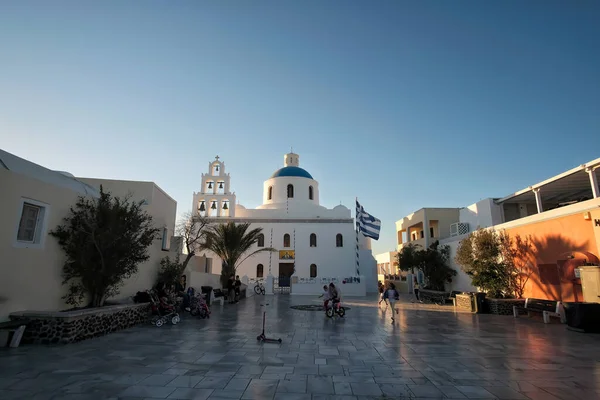 그리스 2021 산토리니 중심부에 아름다운 앞에서 관광객 어린이들의 — 스톡 사진