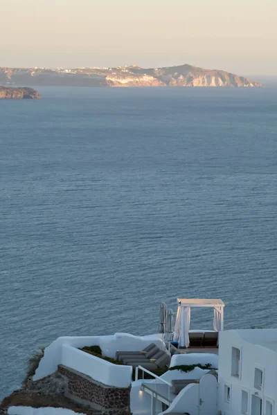 Oia Greece May 2021 Luxury Hotel Sunbeds Overlooking Aegean Sea — Stock Photo, Image